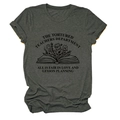 Detalle del estampado gráfico de libro y flores en camiseta gris oscuro para mujer - S / Tops / Gris Oscuro (Fuente Negra)