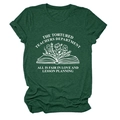 Detalle del estampado de flores y libros en una camiseta verde oscuro de cuello redondo - S / Tops / Verde Vintage