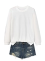 Posa piatta di una felpa bianca a maniche lunghe abbinata a shorts in denim blu usurati - XL / Bianco