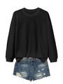 Vista piatta di una maglietta nera a maniche lunghe con pantaloncini in denim usurati - XL / Nero