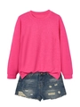 Dettaglio felpa rosa acceso abbinata a pantaloncini in denim blu effetto strappato - 2XL / Rosa Rosso