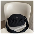 Detalle de bolso bandolera plisado negro con placa metálica redonda de M FASHION - Negro
