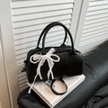 Sac à main Boston noir chic avec accessoire en dentelle perlée et fine bandoulière - Noir Avec Pendentif