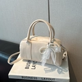 Chique beige Boston tas van PU-leer met parelmoer kant en strik hanger decoratie - Met Hanger / Wit