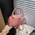 Sac Boston rose avec pendentif en perles et motif gaufré KS pour femmes chic - Rose Avec Pendentif