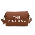 Braune Mini-Umhängetasche aus Leder mit Kettengurt und THE MINI BAG Aufdruck - Braun