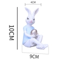 Statuetta coniglio pasquale in resina con giacca blu e uovo argento, altezza 10cm - Stile Camicia Blu (HA0023A)