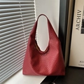 Grote rode hobo-tas met hoogwaardige geweven textuur en elegante schouderband - Rood