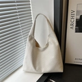 Elegante witte geweven hobo schoudertas met minimalistisch gevlochten ontwerp voor dames - Wit