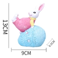 Figura de conejo de Pascua en resina sobre huevo azul de 13x9x6,5 cm decoración - Huevo Azul Conejo Rosa Levantando Pata(HA0021F)