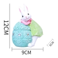 Conejito de Pascua de resina con suéter verde sobre huevo azul con dimensiones - Huevo Azul Conejo Verde Cara a Cara(HA0021B)