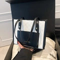 Bolso tote minimalista en blanco y negro con textura de cuadros y bolsillo frontal de cuero - Blanco