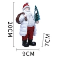 Kerstman figuur van hars met witte jas en kerstboom, afmetingen van 20x9 cm - Witte Outfit Met Boom Stijl