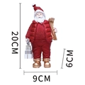 Hars Kerstman beeldje met gouden ski's en geschenken, 20 cm hoge vakantie decoratie - Rode Outfit Met Cadeautassen Stijl