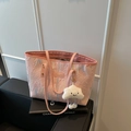 Bolso tote rosa con bordado de rayas, colgante de nube y asas de cuero finas - Con Colgante / Rosa