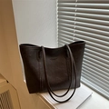 Bolso tote vintage de cuero sintético marrón oscuro con texto y tiras finas de hombro - Marrón
