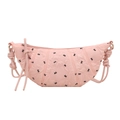 Bolso croissant rosa con estampado de lazos negros y textura plisada suave - Rosa