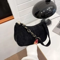 Minimalistische schwarze Schultertasche aus Cord mit dicker Kette und Reißverschluss - Schwarz