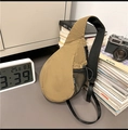 Detalle de la bolsa de pecho caqui con bolsillo lateral de malla y correa negra - Caqui