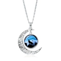 Collier lune argentée ajourée avec pendentif en verre loup hurlant sous une aurore - Loup Étoilé des Aurores (JY007340-12)