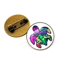 Runde Schildkrötenbrosche mit Glas-Cabochon und Bronze-Anstecknadel auf weißem Grund - Abstrakt Aurora Schildkröte Stil (JY007411-4)