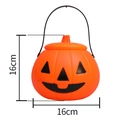 Klassischer 16cm Halloween Kürbis-Eimer in Orange mit schwarzem Griff für Süßes - Smiley Dreieckige Augen Stil