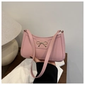 Detalle del bolso de media luna rosa con lazo dorado y costuras de alta calidad - Rosa