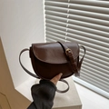 Elegante dunkelbraune Satteltasche in Hochglanz-Optik mit goldener Metallschnalle - Braun