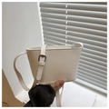 Detalle de la textura del bolso bucket de cuero blanco con logotipo FANYISSA grabado - Blanco