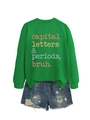Flachbild eines grünen Sweatshirts mit Grafik-Text und destroyed Denim-Shorts - S / Grasgrün