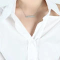 Collar minimalista de plata con colgante de barra Good Luck usado por una modelo - Grabado Good Luck (P837) / Plateado