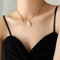 Collana a catena dorata con ciondolo ape vintage e perla bianca decorativa - Oro (Lunghezza Regolabile)