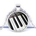 Collana tonda argentata con motivo tasti di pianoforte a cuore sotto vetro - Stile Tasti di Pianoforte Realistico (JY007513-1)