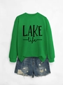 Mise à plat du sweat vert LAKE life assorti à un short en jean bleu avec déchirures - XL / Sweat-shirt Vert Herbe (Imprimé Noir)