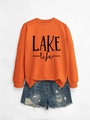 Détail du graphisme LAKE life sur sweat orange à col rond et short en jean avec franges - S / Sweat-shirt Orange (Imprimé Noir)