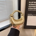 Mini bolso caja de media luna en metal dorado pulido con asa de anillo y cadena metálica - Dorado