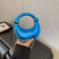 Mini bolso de media luna en azul metálico galvanizado con cadena dorada elegante - Azul