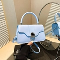 Bolso bandolera azul cielo minimalista con hebilla plateada y correa ajustable - Azul