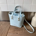 Secchiello azzurro minimalista con borchie dorate e tracolla regolabile - Blu