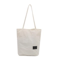 Minimalistische beige Nylon Umhängetasche mit schmalem Gurt und gewebtem Markenlabel - Weiß