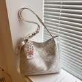 Vintage-Jacquard-Tasche in Creme mit gewebten Riemen und dekorativem Seidenschal-Detail - Weiß