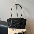 Bolso tote grande de piel negra con relieve de serpiente y detalles metálicos dorados - Negro - Sin Colgante