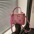 Rosa Handtasche mit Kirschmuster, verstellbarem Schultergurt und goldenem Doppelreißverschluss - Rosa