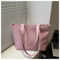 Dettaglio della trama intrecciata rosa e del manico in pelle di una borsa tote grande - Rosa