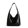 Grande borsa tote nera minimalista con finitura lucida e tracolla su sfondo bianco neutro - Nero