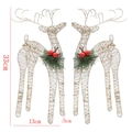 Set aus zwei champagner-goldenen Rentier-Weihnachtsfiguren mit Kiefern- und Beeren-Detail - Doppelter Hirsch / Champagner