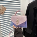 Elegante borsa a tracolla viola trasparente con patta glitter e logo SS dorato - Rosa