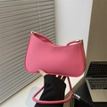 Bolso de hombro rosa tipo media luna con textura de cuero suave y detalles dorados - rosa intenso
