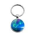 Porte-clés cabochon en verre aurore boréale argenté avec paysage de montagnes et lumières - Style Aurore Émeraude et Violette sur Montagnes Enneigées (XSWX4881-11)