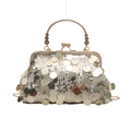 Pochette de soirée dorée à grands sequins, poignée en métal et bandoulière chaîne sur fond blanc - Doré